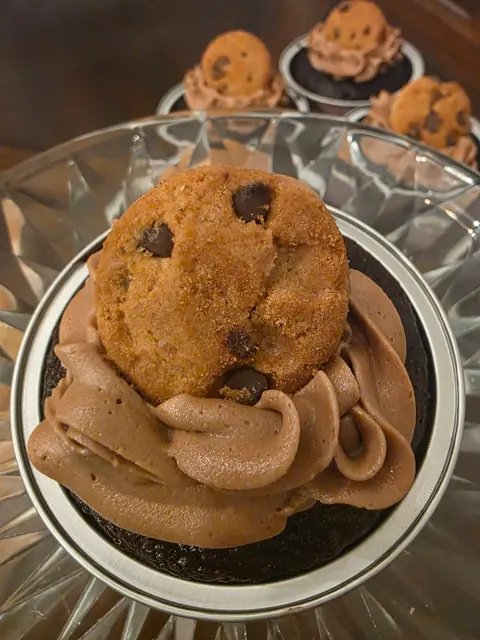 Little cakes with cookie-topped frosting