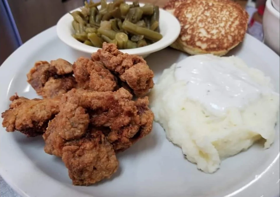 Fried chicken livers with potatoes, green beans and cornbread